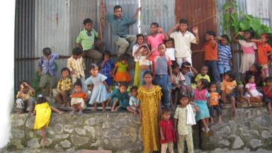 Indiska barn på en gård i Indien.
