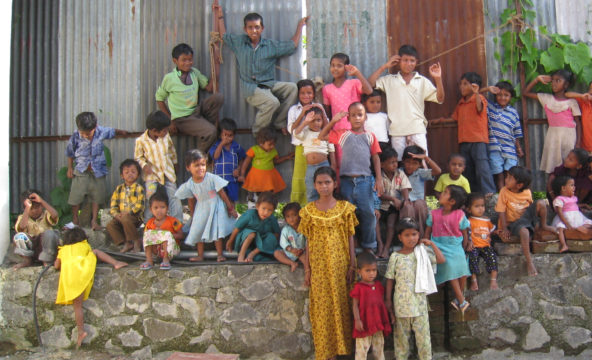 Indiska barn på en gård i Indien.