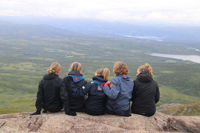 Bild på scouter som blickar ut över ett landskap.