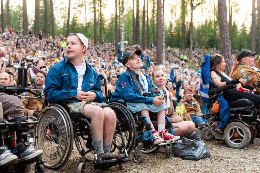 Scouter i rullstol på storläger
